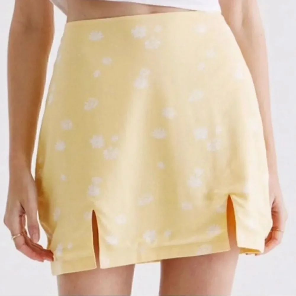 Kendall and Kylie Yellow Floral Mini Skirt Women’s Medium